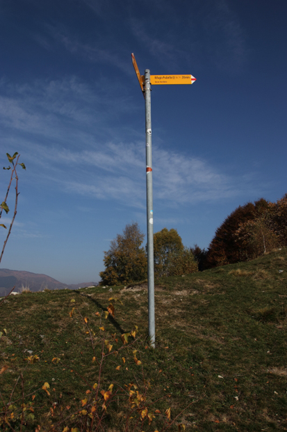 Cartelli escursionistici presso Dosso dell'Arla - 1170 mt.