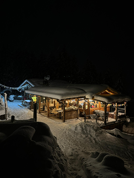 Rifugio Alpino Baita Motin, foto notturna invernale con la neve