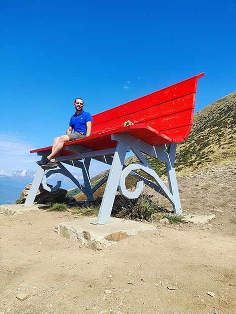 GiorgioTmk seduto sulla Panchina Gigante all'Alpe Giumello