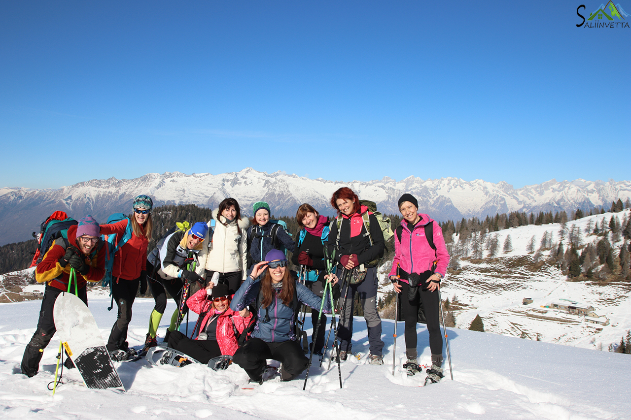 Gruppo Ciaspolata Saliinvetta al Bivacco Legui, con il Rifugio Alpe Piazza sullo sfondo