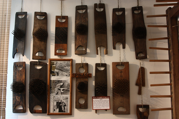Museo Etnografico di Premana (Lc) - Particolare di pettini utilizzati per la lana