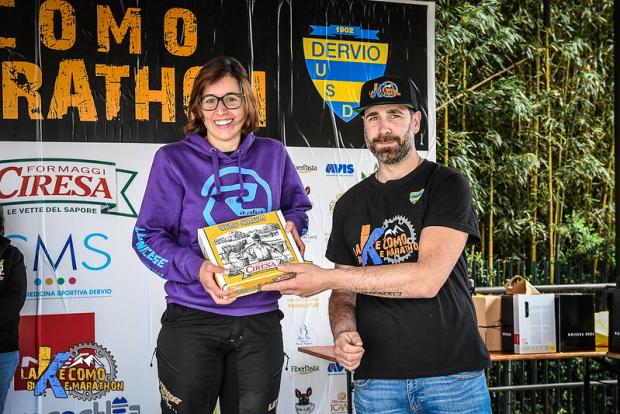Lake Como Bike Marathon 2024, premiazione con i formaggi Ciresa
