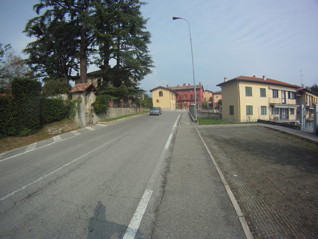 Centro di Monguzzo, terminata la strada svoltiamo a sinistra