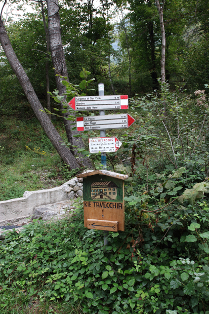 Primo cartello escursionistico che indica il Rifugio Tavecchia