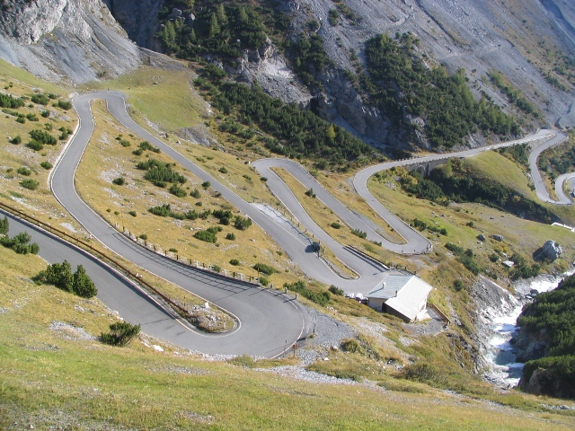 La strada del Passo dello Stelvio sul versante italiano di Bormio (So)