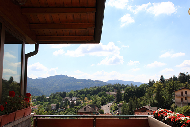 Hotel Ristorante Posta in Valle Imagna, visuale dal portico