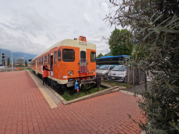 Il Treno dei Sapori - il treno alla stazione di Pisogne (Bs)