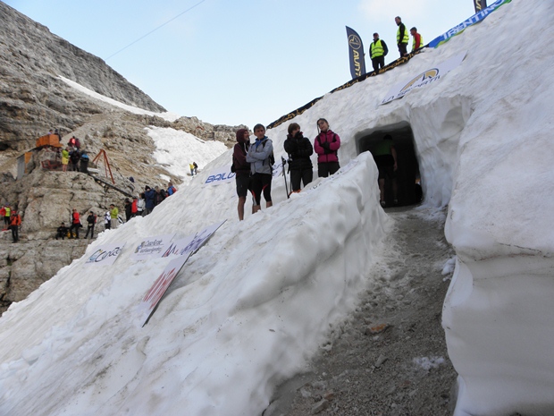 Il tunnel scavato nella neve all Forcella Pordoi