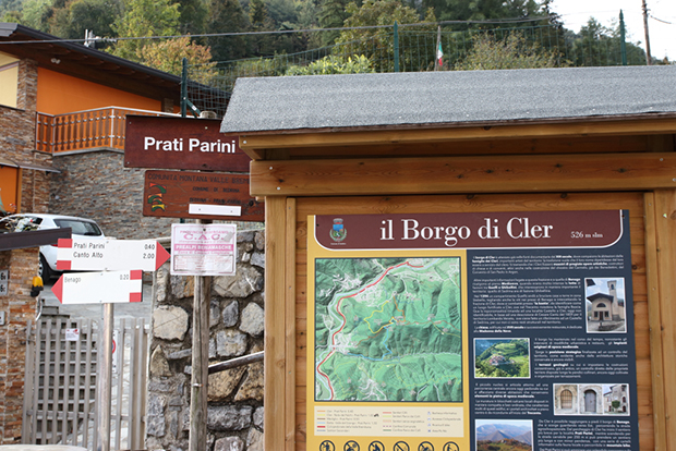 Cartelli turistici sul Borgo di Cler e inizio sentiero