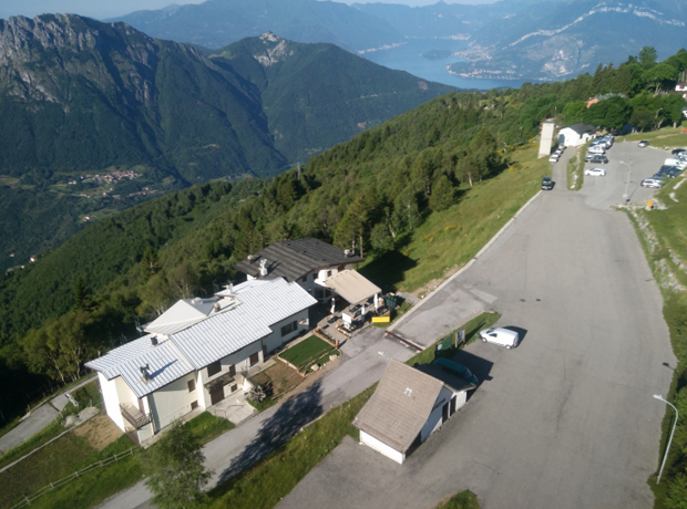 Vista del parcheggio Alpe Giumello con il Ristoro Genio
