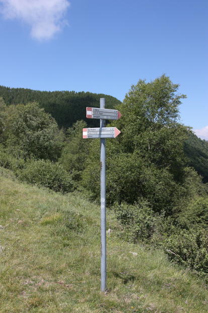 Cartello escursionistico che indica anche la vetta del Monte di Muggio