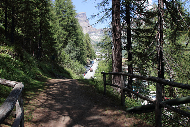 Lungo l'Antica Mulattiera dell'Alpe Devero, tratto finale con vista del parcheggio a pagamento