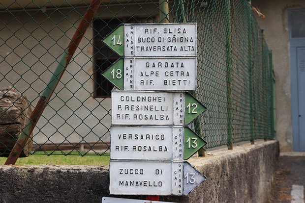 Rongio (fraz. di Mandello), serie di cartelli escursionistici