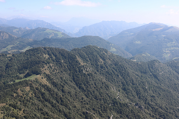 La visuale dal Monte due Mani, panorama sul Culmine di San Pietro e Resegone