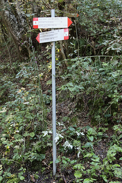 Primi cartelli escursionistici per Baite di Desio e Valle di Desio