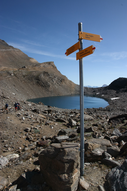 Cartelli escursionistici posizionati al Lago