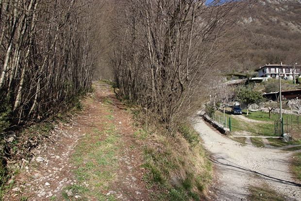 Civate (Lc) termine Via Monbello, sulla sinistra parte il sentiero