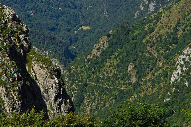 La Val Meria dal Rifugio Elisa con l'evidente sentiero appena percorsi