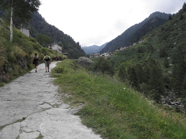 Sentiero verso l'Alpe Forni