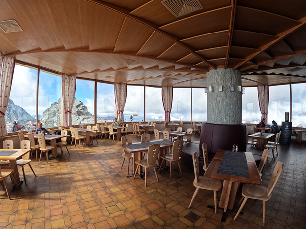 L'interno del ristorante panoramico Corvatsch