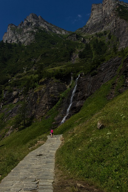 La strada sale verso l'Alpe Veglia
