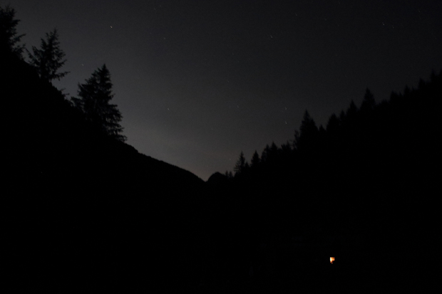 Rifugio Brandet di notte con il cielo stellato