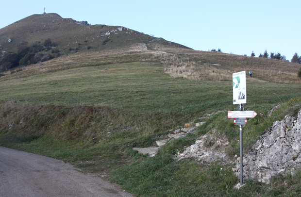 Monte Cornizzolo, cartelli escursionistici dell'ultimo tratto