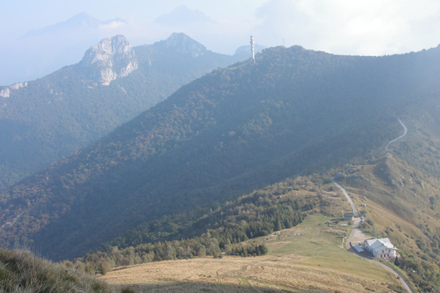 Panorama sui Corni di Canzo, Monte Rai, Corno Birone e Rifugio Consigliere