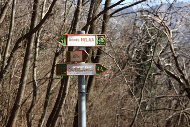 Sentiero verso il Monte Melma, intersezione sentieri con cartelli da Laorca