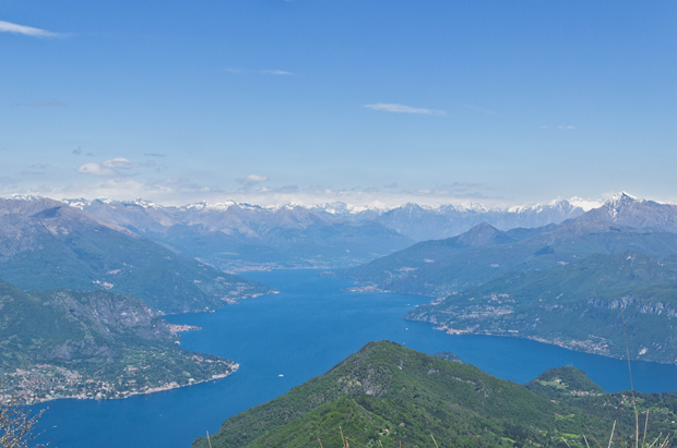 Panorama dal Monte San Primo, i due rami del Lago