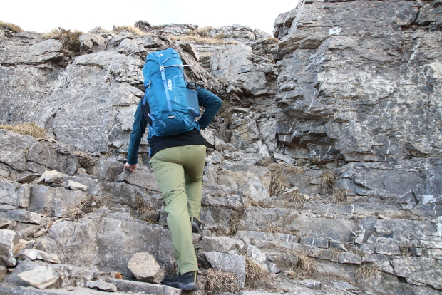 Passaggio tra le rocce per la vetta del Monte Sodadura