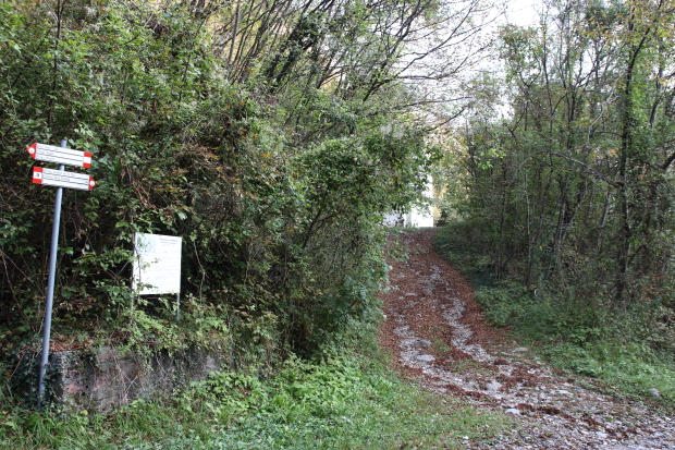 Svoltare a destra seguendo le indicazioni per il Rifugio Cainallo