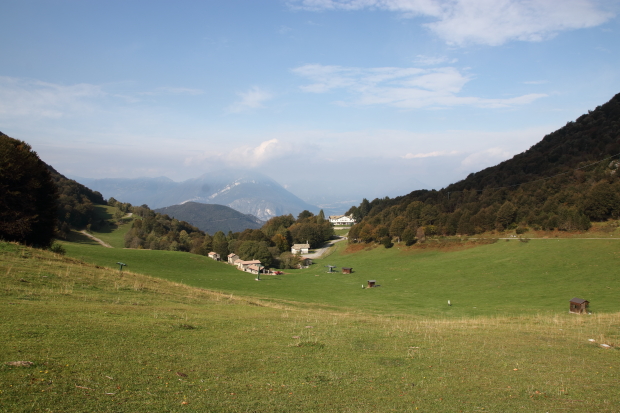 Il Passo del Cainallo (1250 mt.) con il Rifugio Cainallo sullo sfondo