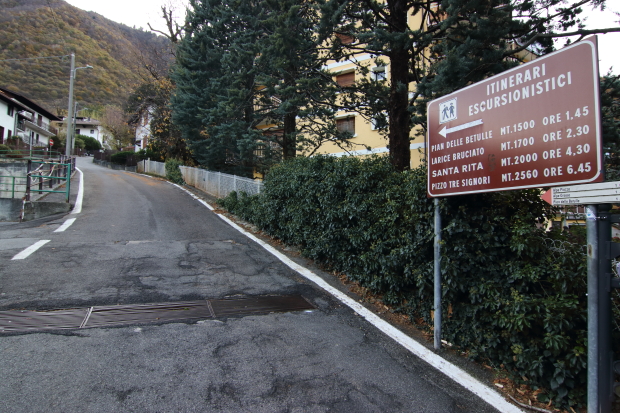 Primi cartelli escursionistici nei pressi del parcheggio Funivia di Margno (Lc)