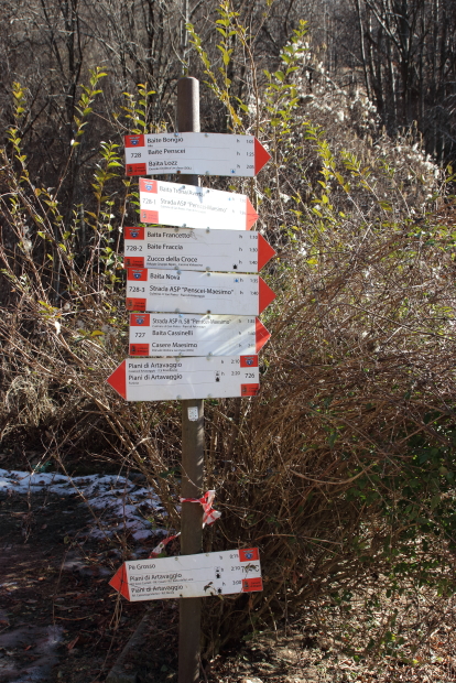 Primi cartelli escursionistici per i Piani di Artavaggio (Sentiero 724)