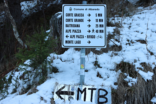 Primi cartelli escursionistici che indicano il Rifugio Alpe Piazza