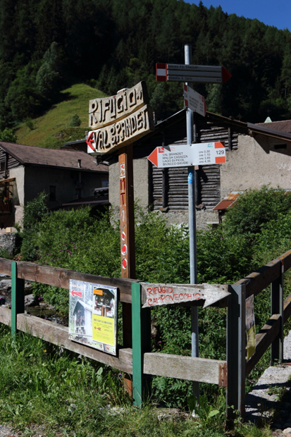 Presso Sant'Antonio, primo cartello escursionistico Rifugio Brandet