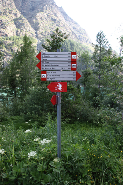 Cartello escursionistico alla partenza di Campo Moro