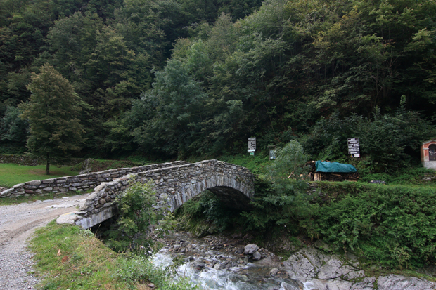 Premana Ponte di pietra sul Fiume Varrone