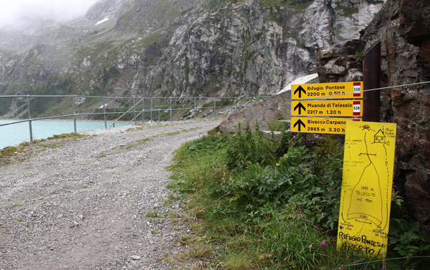 Primi cartelli escursionistici che indicano il Rifugio