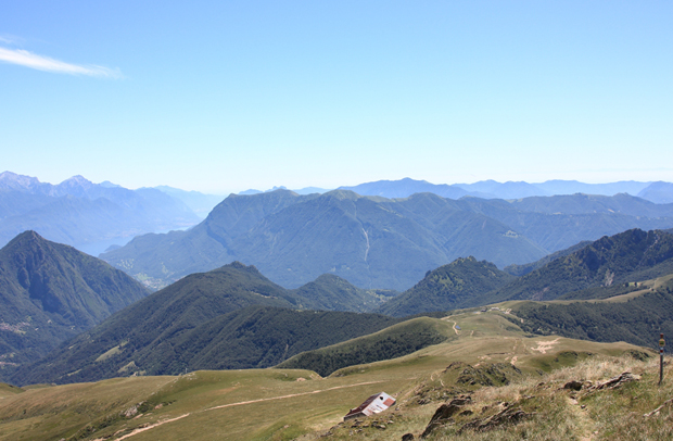 Panorama Monte Garzirola, in lontananza : Pizzo Tre Signori, Grona, Le Grigne e il Galbiga