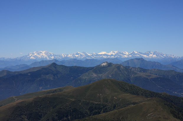Panorama Monte Garzirola, in lontananza : Monviso, Monte Rosa, Strahlhorn, Dom, Pizzo d'Andolla, Monte Leone, Cervandone, Arbola, Finsteraarhorn