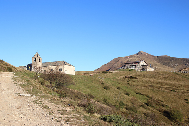 La chiesa di San Lucio e il Rifugio visti da lontano