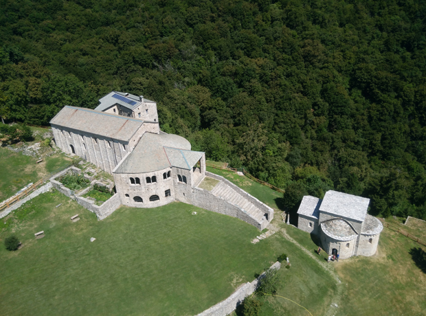 Complesso dell'Abbazia di San Pietro al Monte vista dal Drone