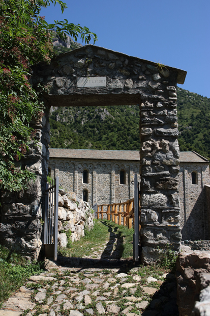 Portale di ingresso in pietra con la scritta " Ora et Labora"