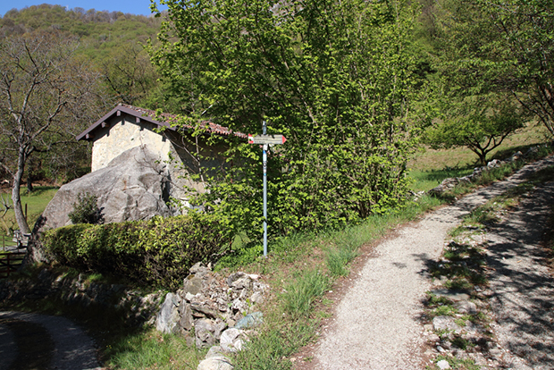Nuovi cartelli escursionistici che indicano il Sentiero Nr. 6