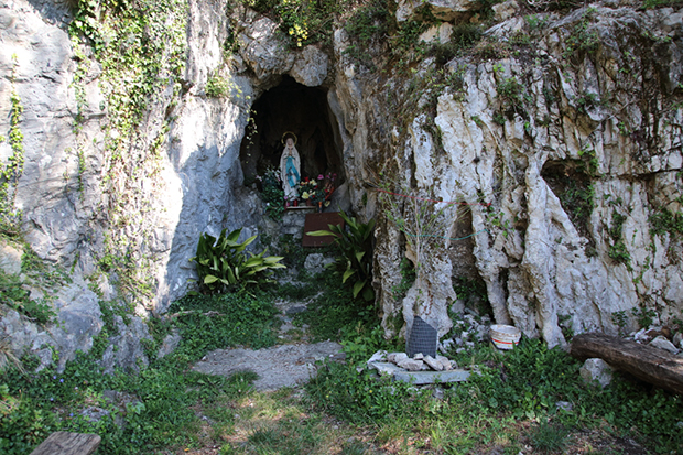 Lungo il Sentiero Nr. 6, Grotta con la Madonna dedicata a Lourdes