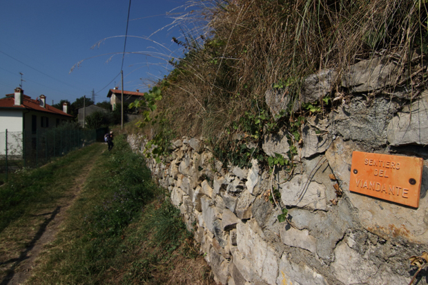 Sentiero del Viandante - Dettagli segnavia nei pressi di Olcio fraz. Mandello (Lc)