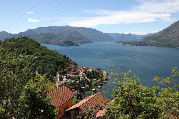 Sentiero del Viandante, bella Visuale su Varenna Castello di Vezio e il Lago di Como