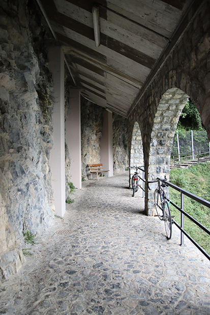 Sentiero dell'Olivo a Lugano, portico galleria zona Gandria